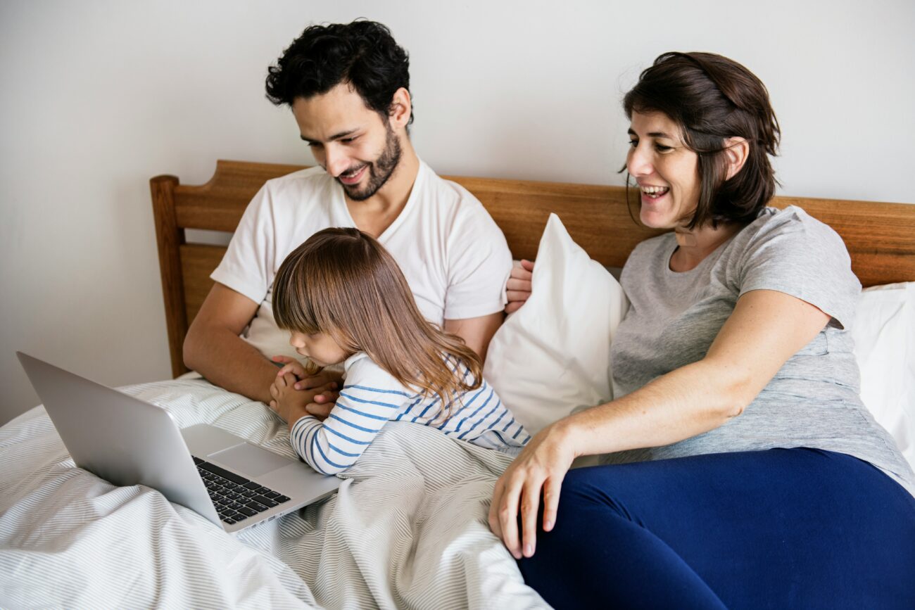 Online Parenting Communities: Finding Credibility and Support in Expert-Moderated Digital Spaces