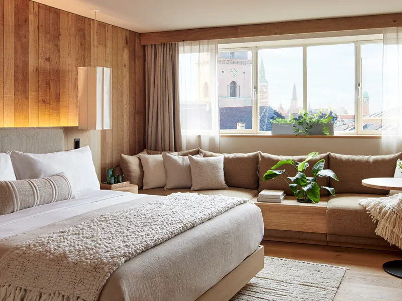 Airbnb vs. Hotels: Pros & Cons for Tier-1 Travelers